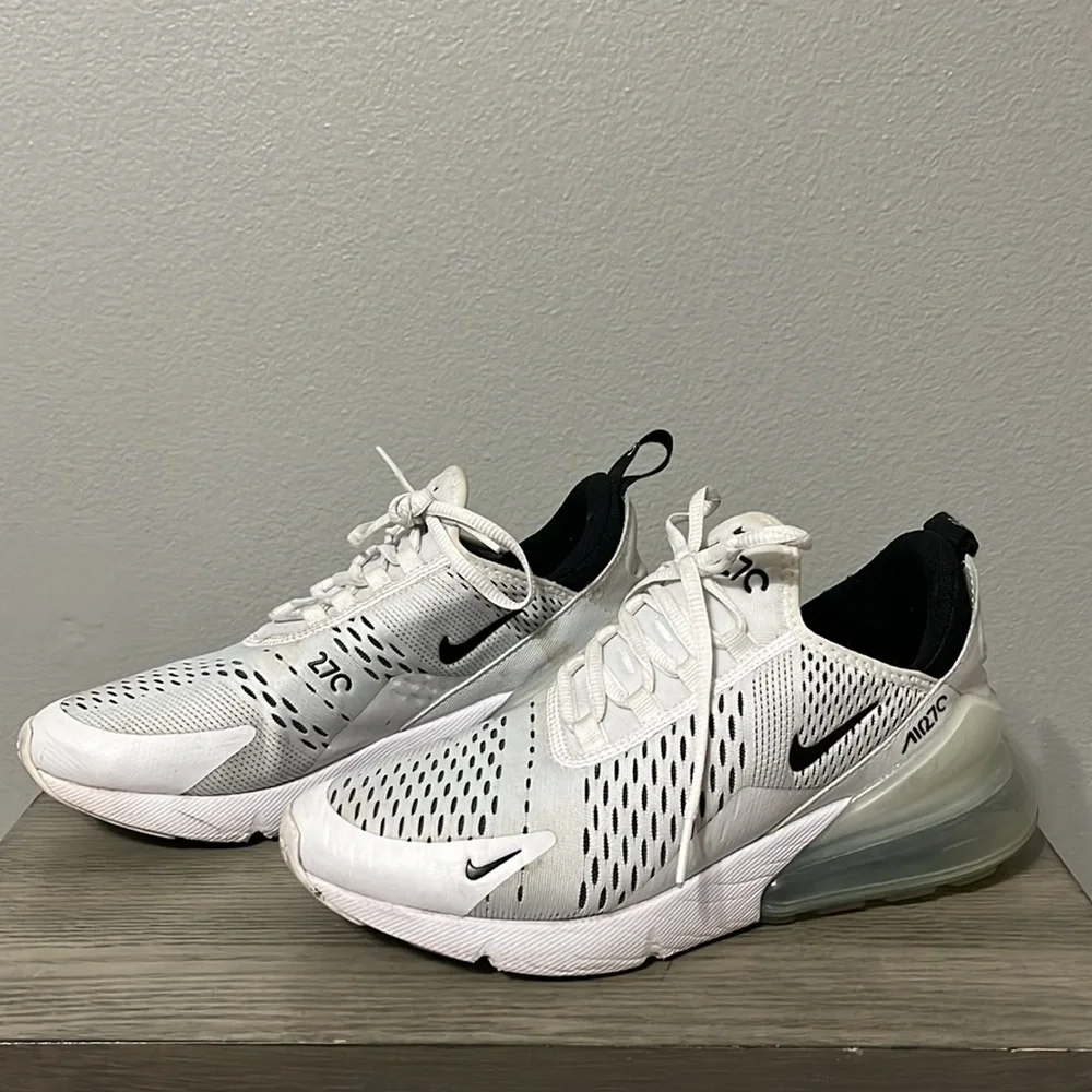 Nike Air Max 270 sneaker. Size 8.5. Good Pre-owned condition. - Picture 3 of 6